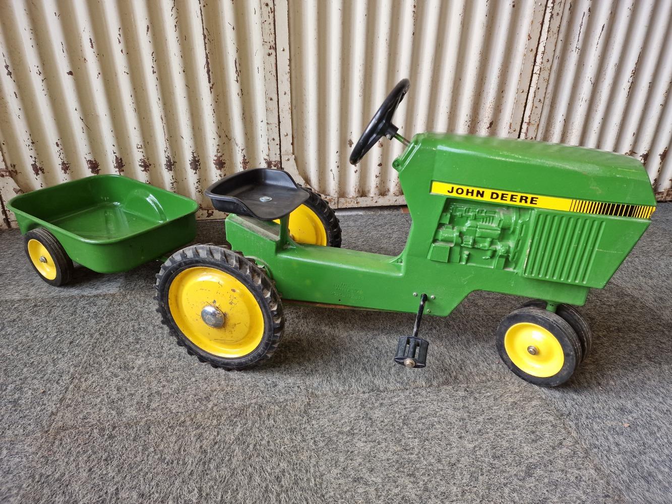 John  deere .pedel tractor with trailer 